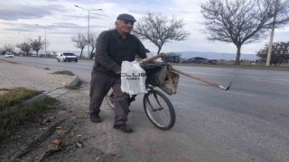 84 yaşında pedal çevirerek geçimini sağlıyor