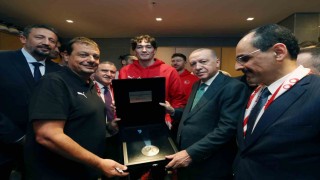 A Milli Erkek Basketbol Takımı, ikincilik madalyasını Cumhurbaşkanı Erdoğana takdim etti