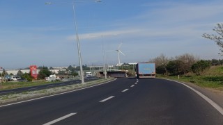 Açılan kamyon damperi kamera ve aydınlatma direklerini yıktı