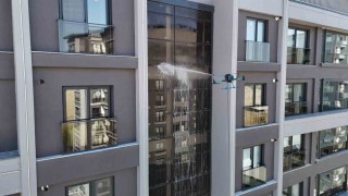 Adanada cam temizliğine yeni soluk: Dronlar camcı oldu