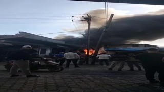 Adanada hurdacı dükkanı alevlere teslim oldu