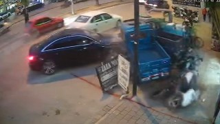 Adanada kaza anı hem güvenlik kamerasına hem de araç kamerasına yansıdı