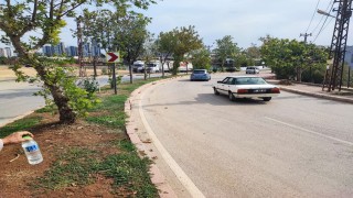 Adanada keskin viraj tehlikesi: Esnaf kamera taktırdı, kazaları kaydetti