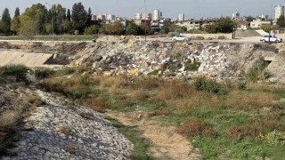 Adanada kuruyan dere moloz döküm sahasına döndü