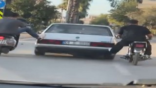 Adana’da Motosikletliler Yolda Kalan Otomobili Ayaklarıyla İtti!