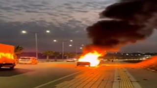 Adanada seyir halindeki otomobil alev alev yandı