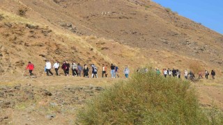 Adımlarla Keşfet projesi kapsamında 40 kişi Muşun ünlü bağlarına yürüdü