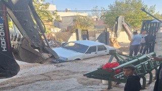 Adıyamanda otomobil alt yapı çukurunda mahsur kaldı