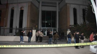 Adliye çıkışında silahlı saldırıya uğrayan 2 kişi ağır yaralandı