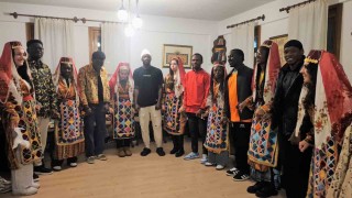 Afrikalı öğrenciler Yozgatta halay çekti, türküler söyledi