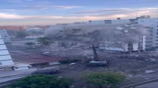 Ağır hasarlı 8 katlı bina tek dokunuşta yerle bir oldu