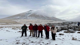 Ağrı Dağında kar yağışına rağmen 27 dağcı tırmanışa geçti