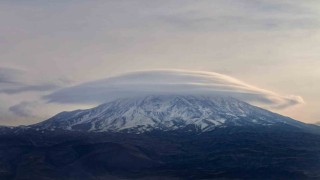 Ağrı Dağında mercek bulutu hayran bıraktı