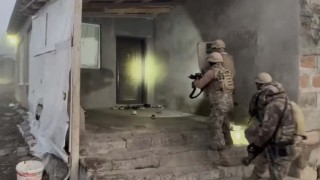 Ağrıda KOM Şubeden nokta operasyon: Uzun namlulu silahlar ele geçirildi