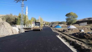 Ağrıda köy yolları güçleniyor