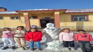 Ağrıda öğrenciler yılın ilk kardan adamını yaptı