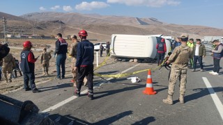 Ağrıda otomobil minibüsle çarpıştı: 1 ölü, 2 ağır yaralı