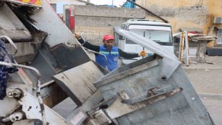 Akdenizde çöp konteynerleri yıkanıp dezenfekte ediliyor