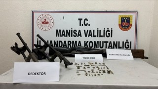 Akhisarda tarihi eser ve ruhsatsız silah ele geçirildi
