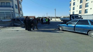 Aksarayda hafif ticari araç ile otomobil çarpıştı: 7 yaralı