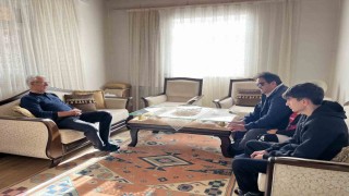 Akyakada vefalı öğrenci her yıl öğretmenin elini öperek, öğretmenler günü kutluyor