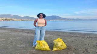 Alanyada 17 yıllık Türkçe öğretmeni, sahile inerek poşet poşet çöp toplayıp sosyal medyada paylaşıyor