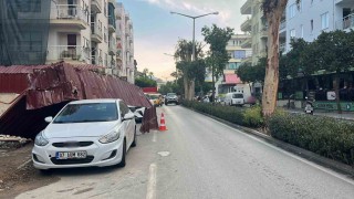 Alanyada fırtına inşaat korkuluklarını uçurdu, park halindeki araca zarar verdi