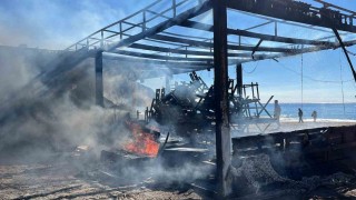 Alanyada plaj büfesi alev alev yandı