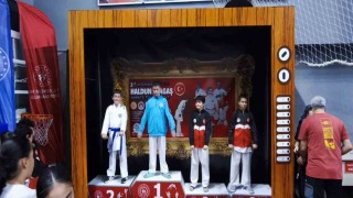 Alaşehirli karateciler Denizliden madalyalarla döndü