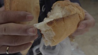 Aldığı ekmeğin içinden çıkan poşet parçası ile şok oldu