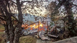 Alevlere teslim olan ahşap evdeki 5 kişi dumandan etkilendi