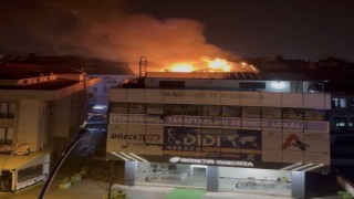 Alevlere teslim olan çatı güçlükle söndürüldü