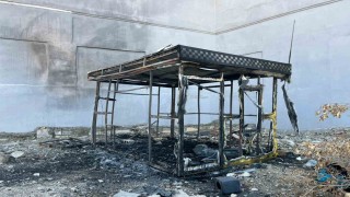 Alevlere teslim olan taksi kulübesinden geriye hurda yığını kaldı