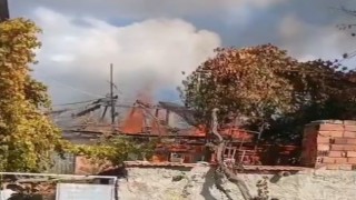 Alevlerin sardığı ev kullanılamaz hale geldi