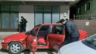 Alkollü sürücü polis uygulamasını görünce otomobili kaldırıma çekti: Üzerinden ve araçtan uyuşturucu çıktı