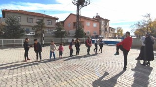 Altıntaş Zafer İlkokulunda özel öğrencilerin sabah sporu coşkusu