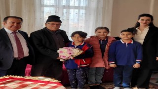 Altıntaşta miniklerden emekli öğretmenlere anlamlı ziyaret