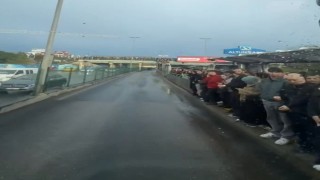 Altunizadedeki metrobüs kuyruğunda yolcular yağmur altında ıslandı