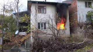 Amasyada iki katlı evde yangın: Yaşlı kadın yangını ağlayarak izledi