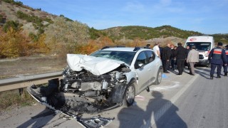 Amasyada otomobil ile kamyon çarpıştı: 3 yaralı
