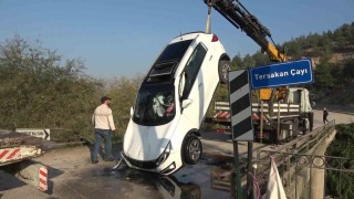 Amasyada otomobil köprüden Tersakan çayına uçtu: 2 kız çocuğunu vatandaşlar kurtardı