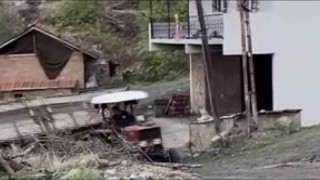 Amasyada pancar yüklü traktör römorku devrildi, kaza anı kamerada