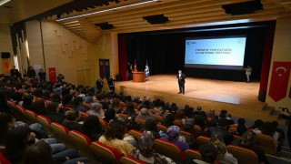 Anadolu Üniversitesi ev sahipliğinde düzenlenen Ufest Gençlik Festivali Bakan Yardımcısı Boyrazın sunumuyla sona erdi
