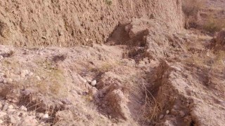 Ankarada toprak kayması meydana gelen yol trafiğe kapatıldı