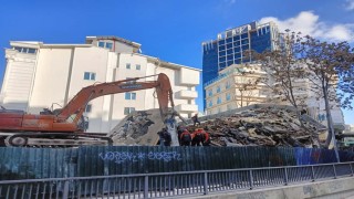 Ankarada yıkım çalışması gerçekleştiren binada çökme meydana geldi