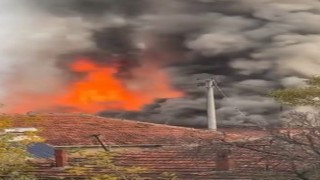 Anne ve oğlunun yaşadığı 2 bitişik ev yangında kullanılamaz hale geldi