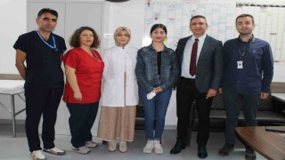 Annesinin böbreğiyle hayata tutundu