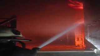 Antakyada binanın çatısı alevlere teslim oldu