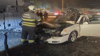 Antakyada otomobilin motor kısmı yandı
