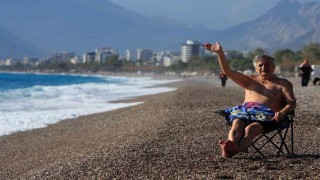 Antalyada dün yağmur ve fırtına, bugün deniz keyfi